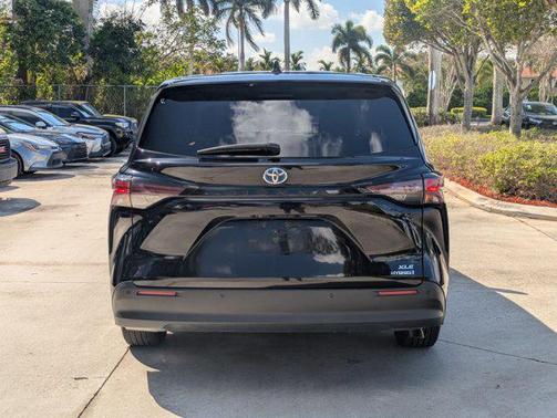 2024 Toyota Sienna XLE