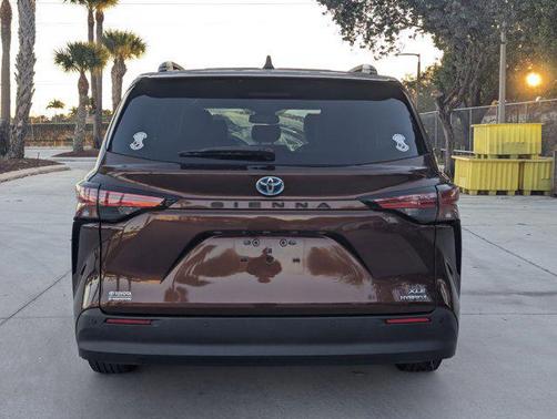 2021 Toyota Sienna XLE 8 Passenger