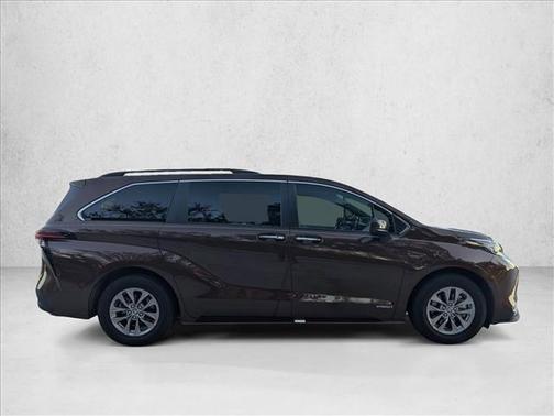 2021 Toyota Sienna XLE 8 Passenger