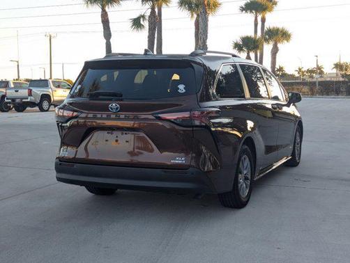 2021 Toyota Sienna XLE 8 Passenger