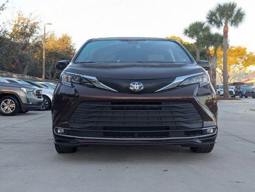 2021 Toyota Sienna XLE 8 Passenger