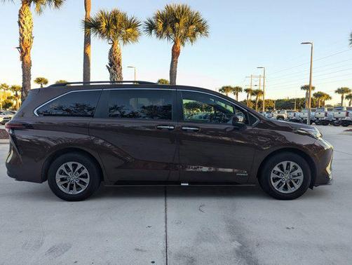 2021 Toyota Sienna XLE 8 Passenger