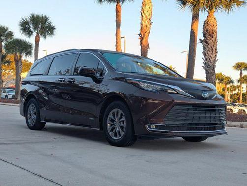 2021 Toyota Sienna XLE 8 Passenger