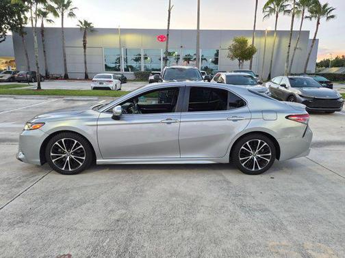 Celestial Silver Metallic 2018 Toyota Camry SE