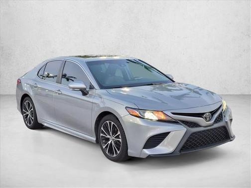 Celestial Silver Metallic 2018 Toyota Camry SE