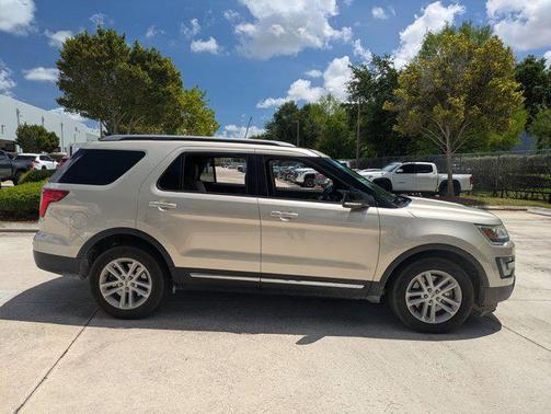 White Gold Metallic 2017 Ford Explorer XLT