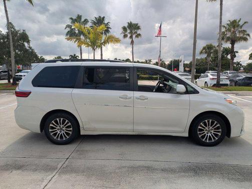 Blizzard Pearl 2019 Toyota Sienna XLE