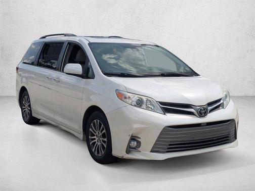 Blizzard Pearl 2019 Toyota Sienna XLE