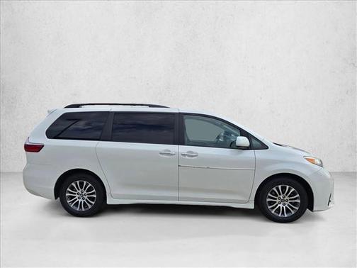 Blizzard Pearl 2019 Toyota Sienna XLE