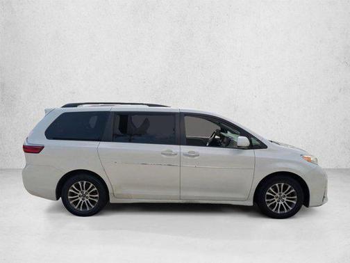 Blizzard Pearl 2019 Toyota Sienna XLE