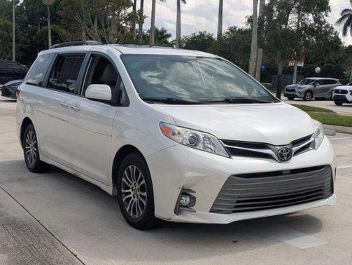 Blizzard Pearl 2019 Toyota Sienna XLE