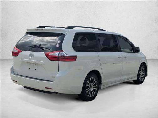 Blizzard Pearl 2019 Toyota Sienna XLE