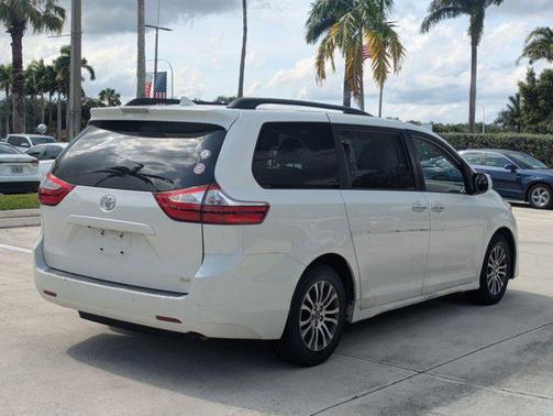 Blizzard Pearl 2019 Toyota Sienna XLE