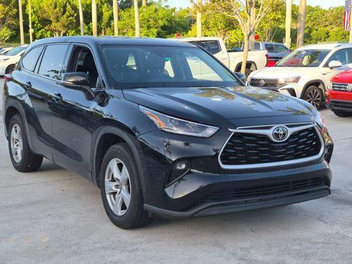Midnight Black Metallic 2021 Toyota Highlander LE