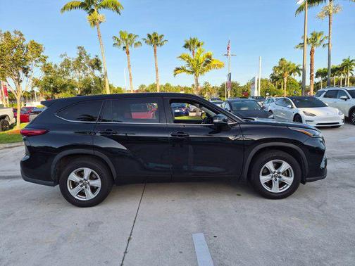Midnight Black Metallic 2021 Toyota Highlander LE