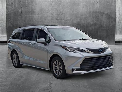 2023 Toyota Sienna XLE 8 Passenger