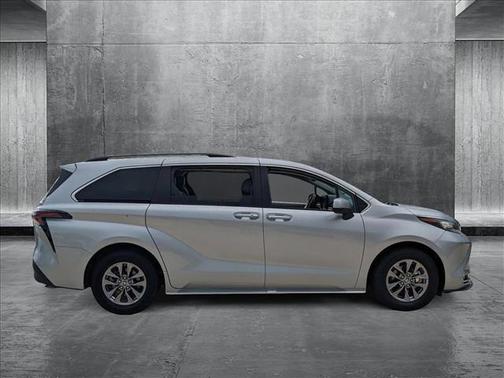 2023 Toyota Sienna XLE 8 Passenger