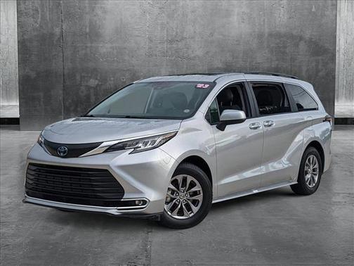 2023 Toyota Sienna XLE 8 Passenger