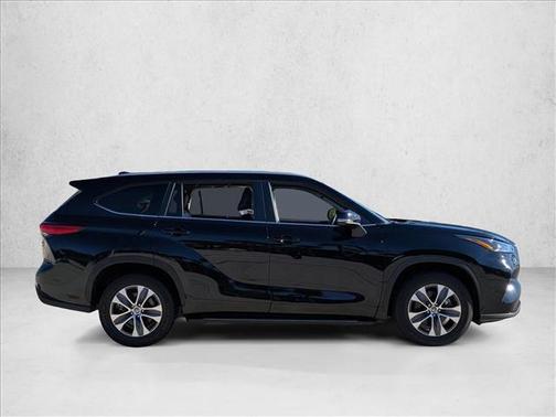 Midnight Black Metallic 2023 Toyota Highlander XLE
