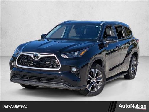 Midnight Black Metallic 2023 Toyota Highlander XLE