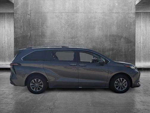 2023 Toyota Sienna XLE 8 Passenger