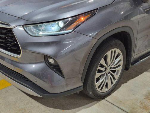 Magnetic Gray Metallic 2024 Toyota Highlander Hybrid Platinum