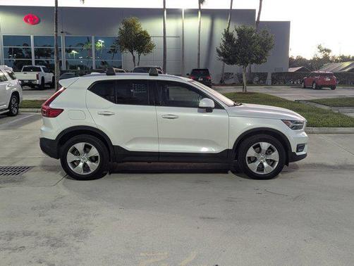 2021 Volvo XC40 T4 Momentum