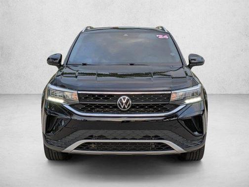 Pure Gray 2024 Volkswagen Taos 1.5T SE