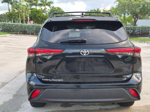 Midnight Black Metallic 2021 Toyota Highlander LE