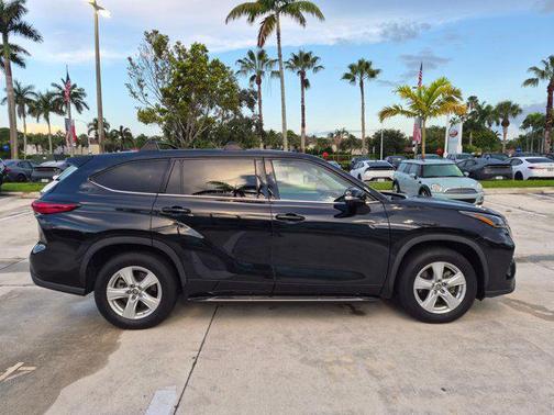 Midnight Black Metallic 2021 Toyota Highlander LE