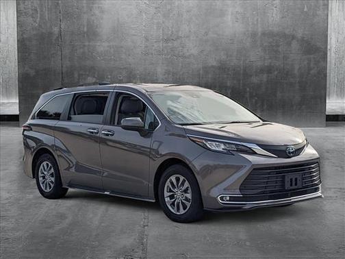 2023 Toyota Sienna XLE 8 Passenger