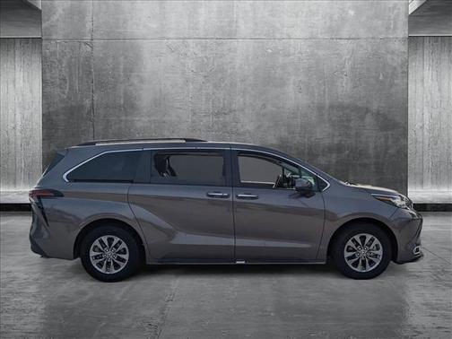 2023 Toyota Sienna XLE 8 Passenger