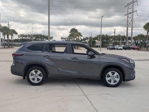 Magnetic Gray Metallic 2024 Toyota Highlander LE