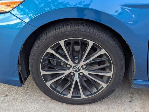 Blue Streak Metallic 2019 Toyota Camry SE