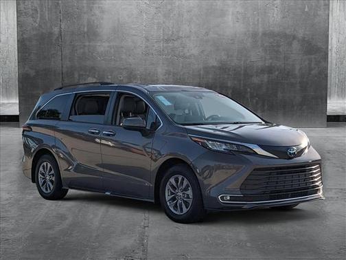 2022 Toyota Sienna XLE 8 Passenger