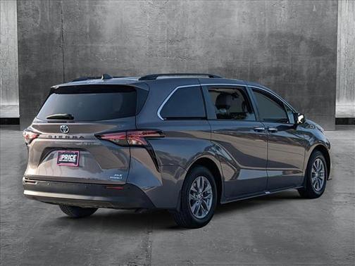 2022 Toyota Sienna XLE 8 Passenger