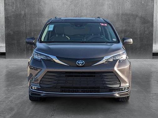 2022 Toyota Sienna XLE 8 Passenger