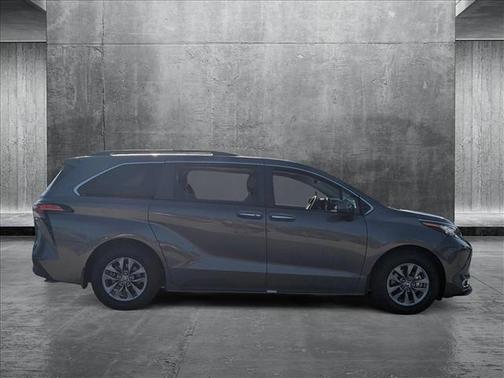 2022 Toyota Sienna XLE 8 Passenger