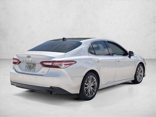 Super White 2018 Toyota Camry XLE