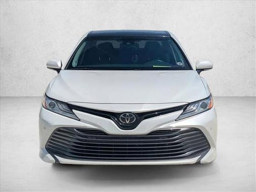 Super White 2018 Toyota Camry XLE