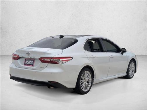 Super White 2018 Toyota Camry XLE