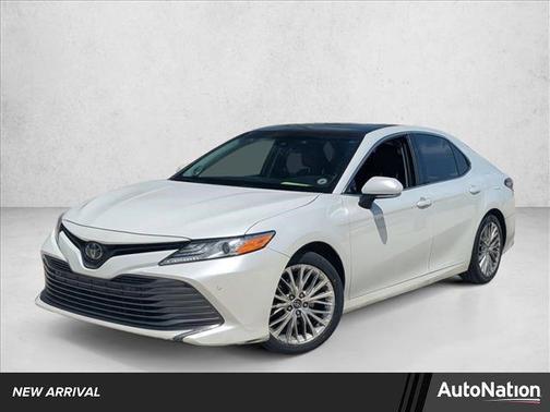 Super White 2018 Toyota Camry XLE