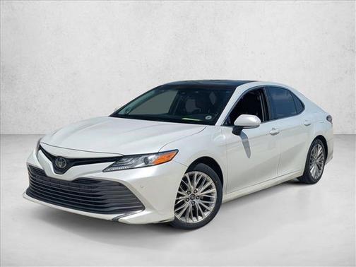 Super White 2018 Toyota Camry XLE