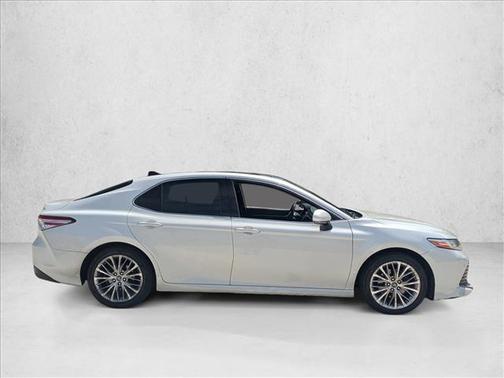 Super White 2018 Toyota Camry XLE