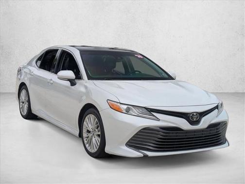 Super White 2018 Toyota Camry XLE