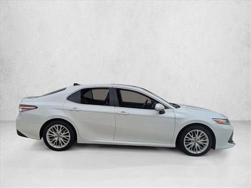 Super White 2018 Toyota Camry XLE