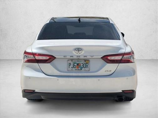 Super White 2018 Toyota Camry XLE