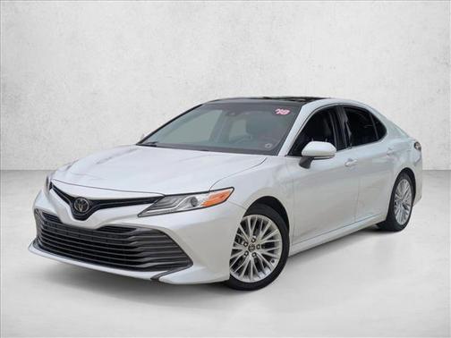 Super White 2018 Toyota Camry XLE