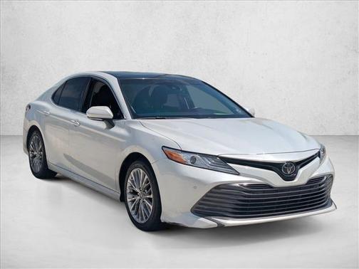 Super White 2018 Toyota Camry XLE