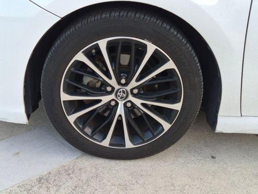 Super White 2018 Toyota Camry Hybrid SE